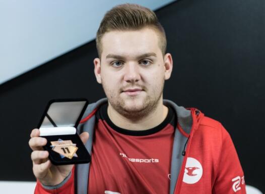 ropz 在整场比赛中取得了22次击杀，但他无法带领队友获得5次双位数击杀。 Vitality 轻松赢得了第一张地图。