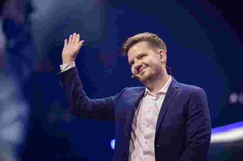 图标 Galio 率先发起进攻，张无忌输出无压力，图标队 1-0 Puff 队